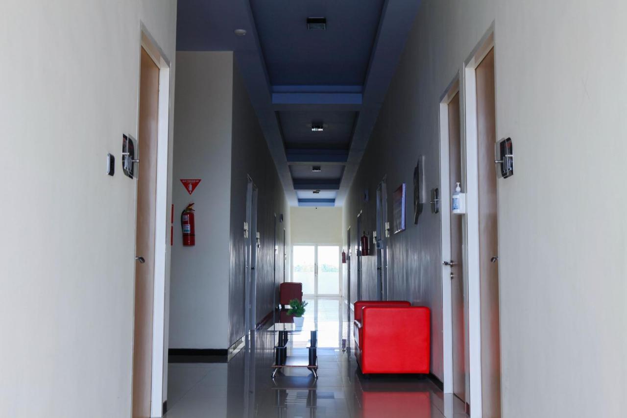 D'Shario Hotel Kepanjen Malang Buitenkant foto