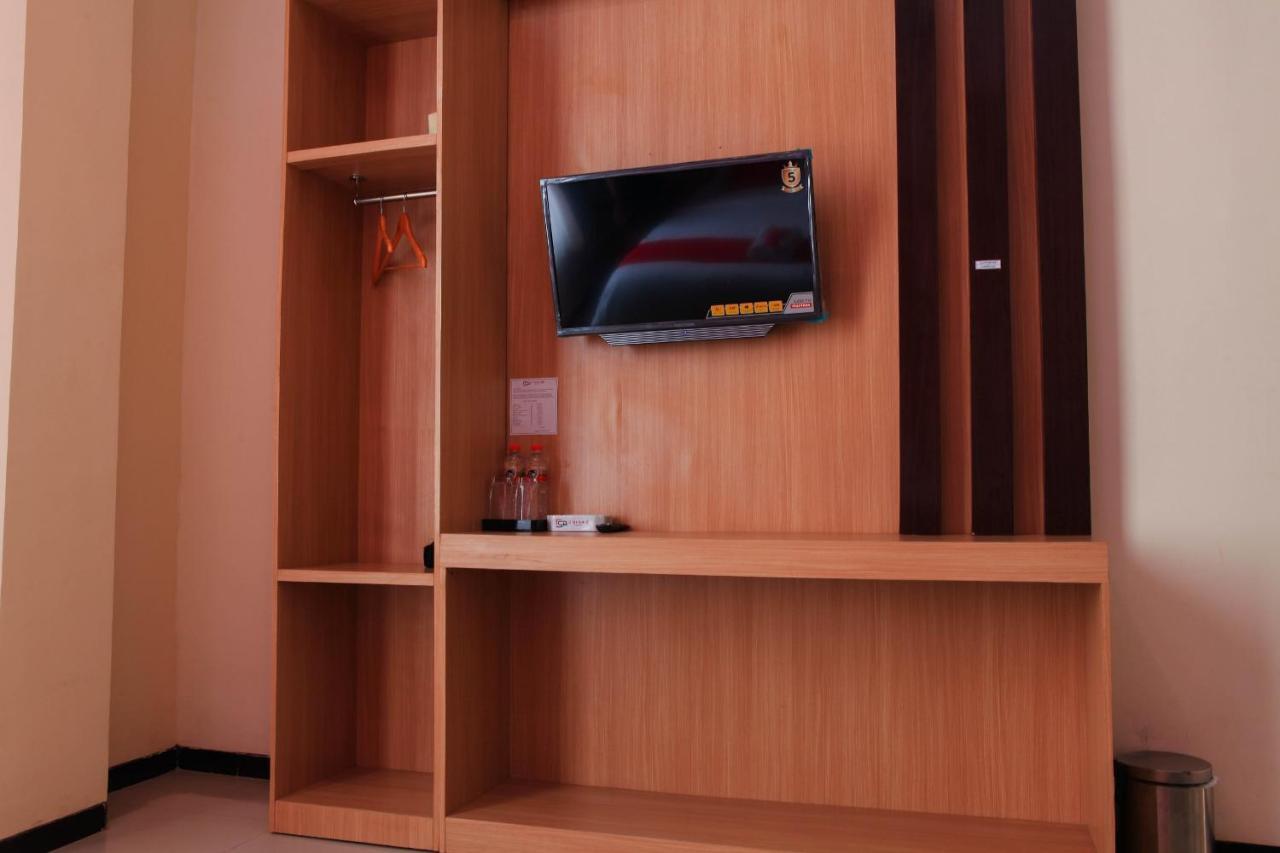 D'Shario Hotel Kepanjen Malang Buitenkant foto